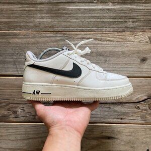 Women Size 7.5 / Size 6 Youth Nike Air Force 1 Low White Black Shoes Sneakers